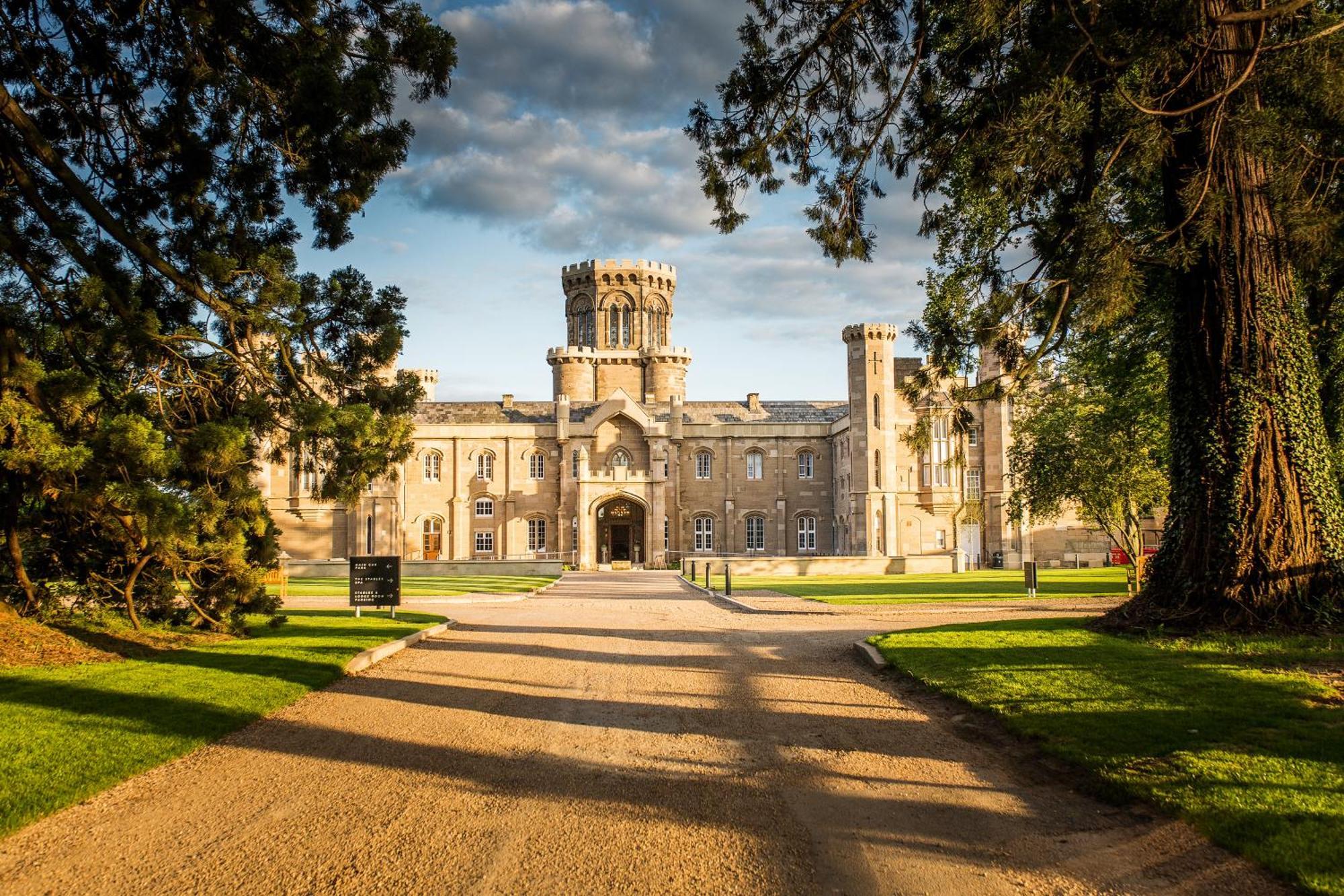 Готель Studley Castle Екстер'єр фото