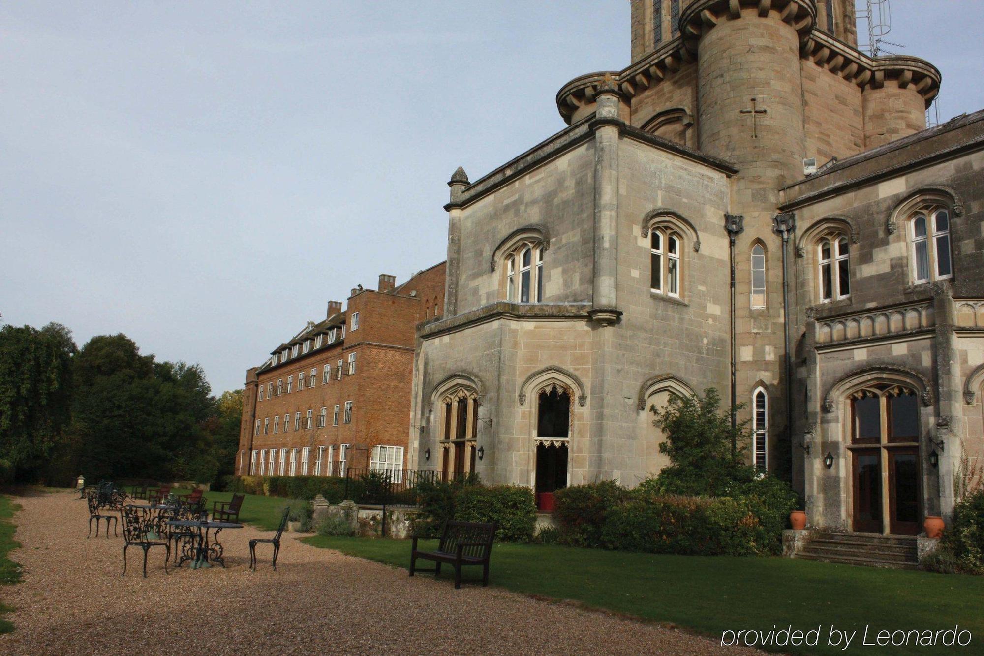 Готель Studley Castle Екстер'єр фото